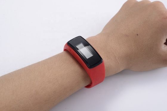 L24*Dia 3.7cm 3D फिटनेस पेडोमीटर कैलोरी बर्न दूरी समय प्रदर्शन के साथ घड़ी