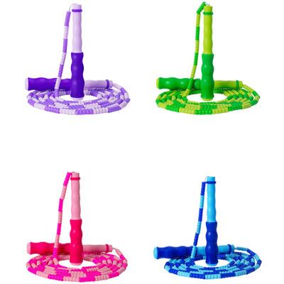 नरम मोतीदार नायलॉन रस्सी और लहरदार हैंडल डिजाइन के साथ समायोज्य लंबाई कूद रस्सी आरामदायक पकड़ और प्रभावी वर्कआउट सुनिश्चित करती है