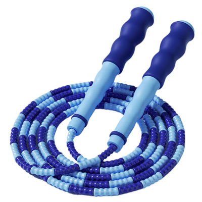 नरम मोतीदार नायलॉन रस्सी और लहरदार हैंडल डिजाइन के साथ समायोज्य लंबाई कूद रस्सी आरामदायक पकड़ और प्रभावी वर्कआउट सुनिश्चित करती है